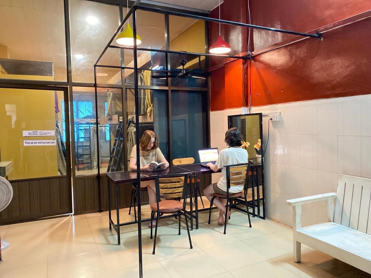 Social Backpacker Hostel & Rooftop Bar Battambang Extérieur photo