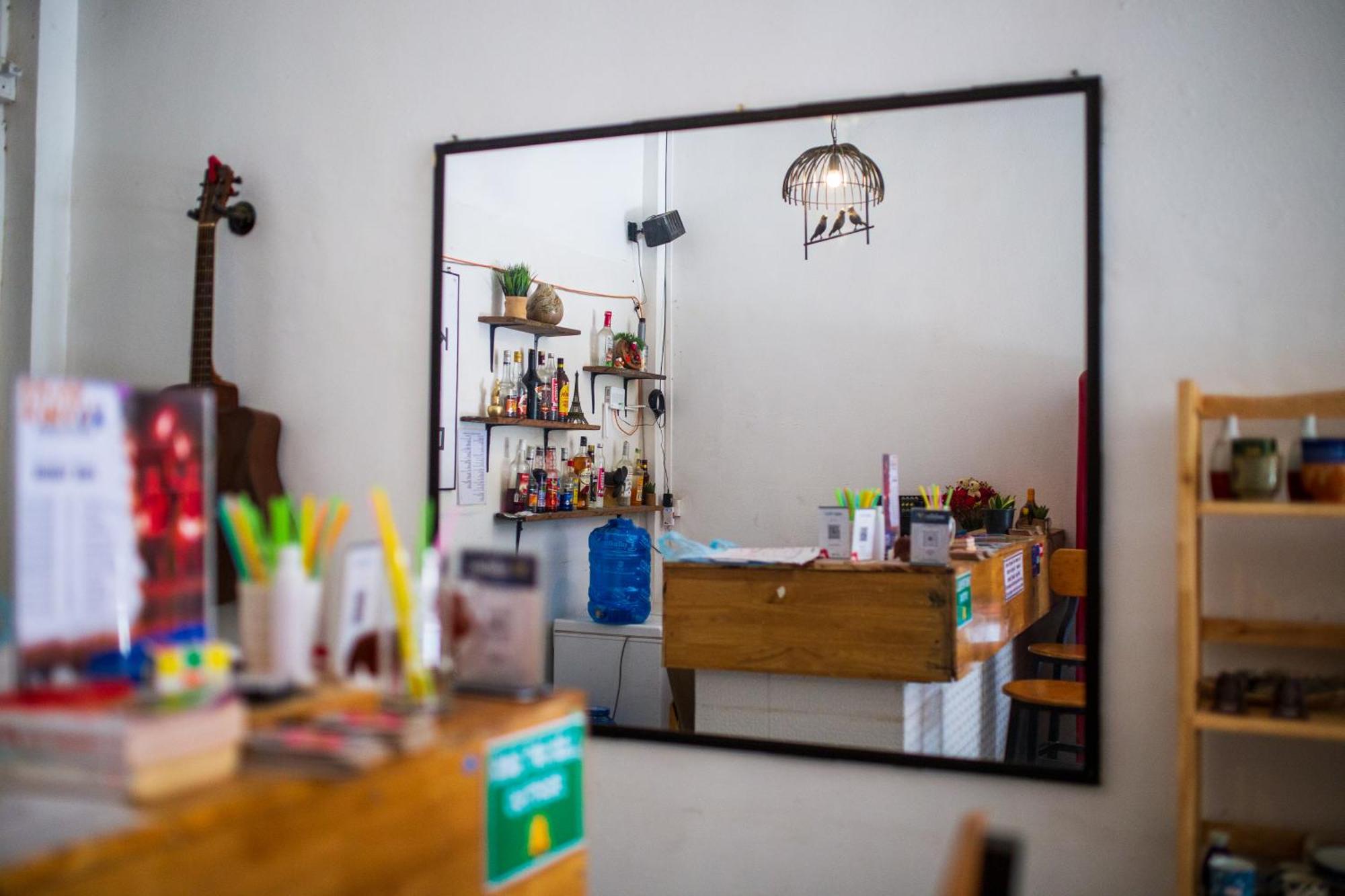 Social Backpacker Hostel & Rooftop Bar Battambang Extérieur photo